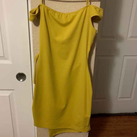Basic but cute Mustards yellow dress - Picture 2 of 2